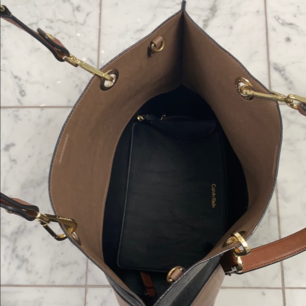 Black and taupe leather cross body bag. - Picture 5 of 7